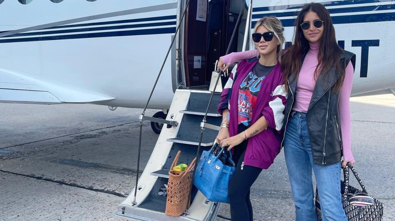 Zaira Nara y Wanda Nara, en el avión con el que viajaron a Italia. (Foto: Instagram/@wanda.icardi)