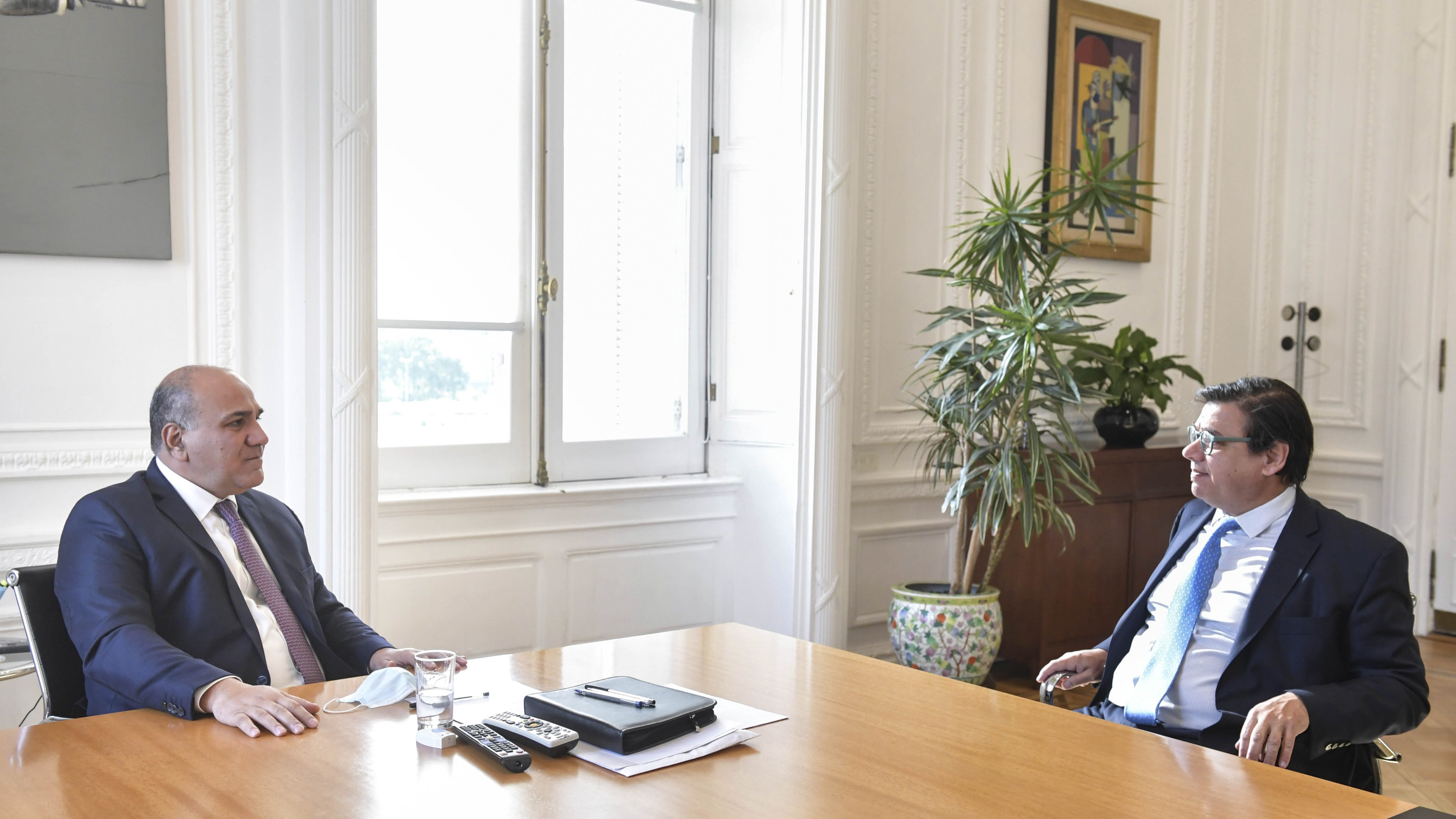 El jefe de Gabinete, Juan Manzur, y el ministro de Trabajo, Claudio Moroni, mantuvieron este lunes un encuentro en la Casa Rosada. (Foto: Twitter/@JuanManzurOK)