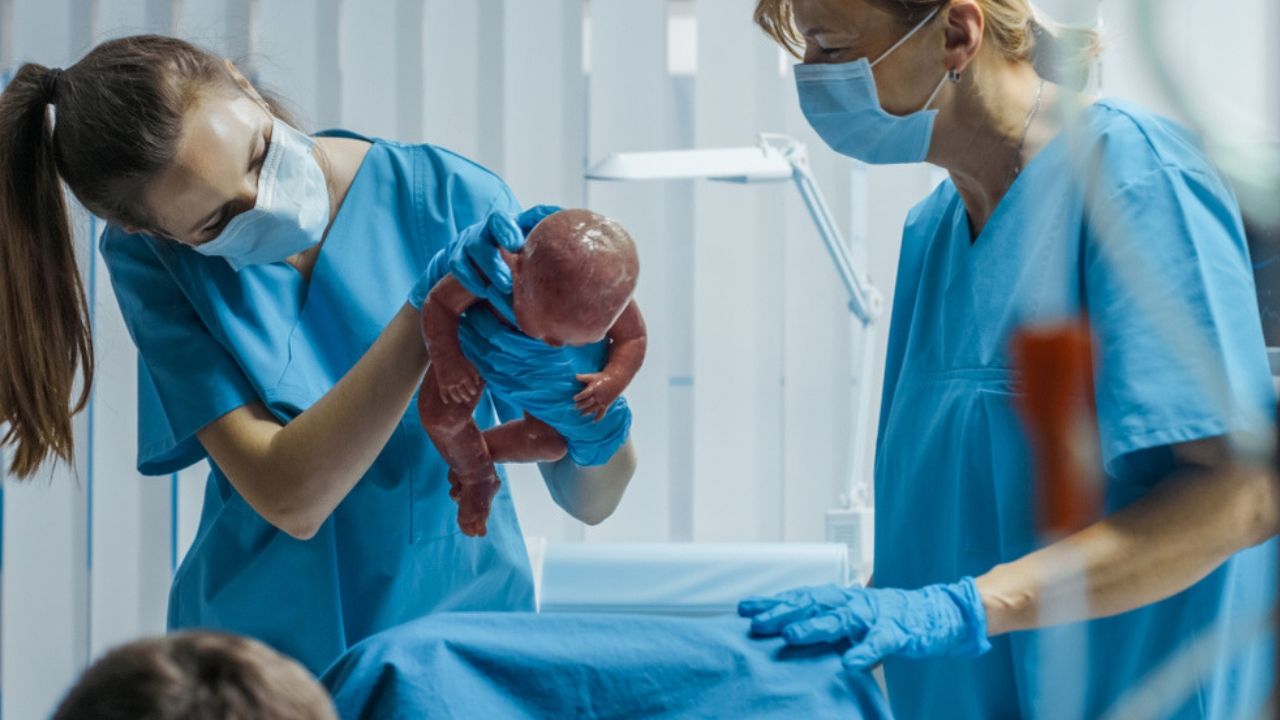 Aunque en su mayoría son mujeres también hay hombres que estudian obstetricia para asistir en el parto (Foto: Shutterstock).