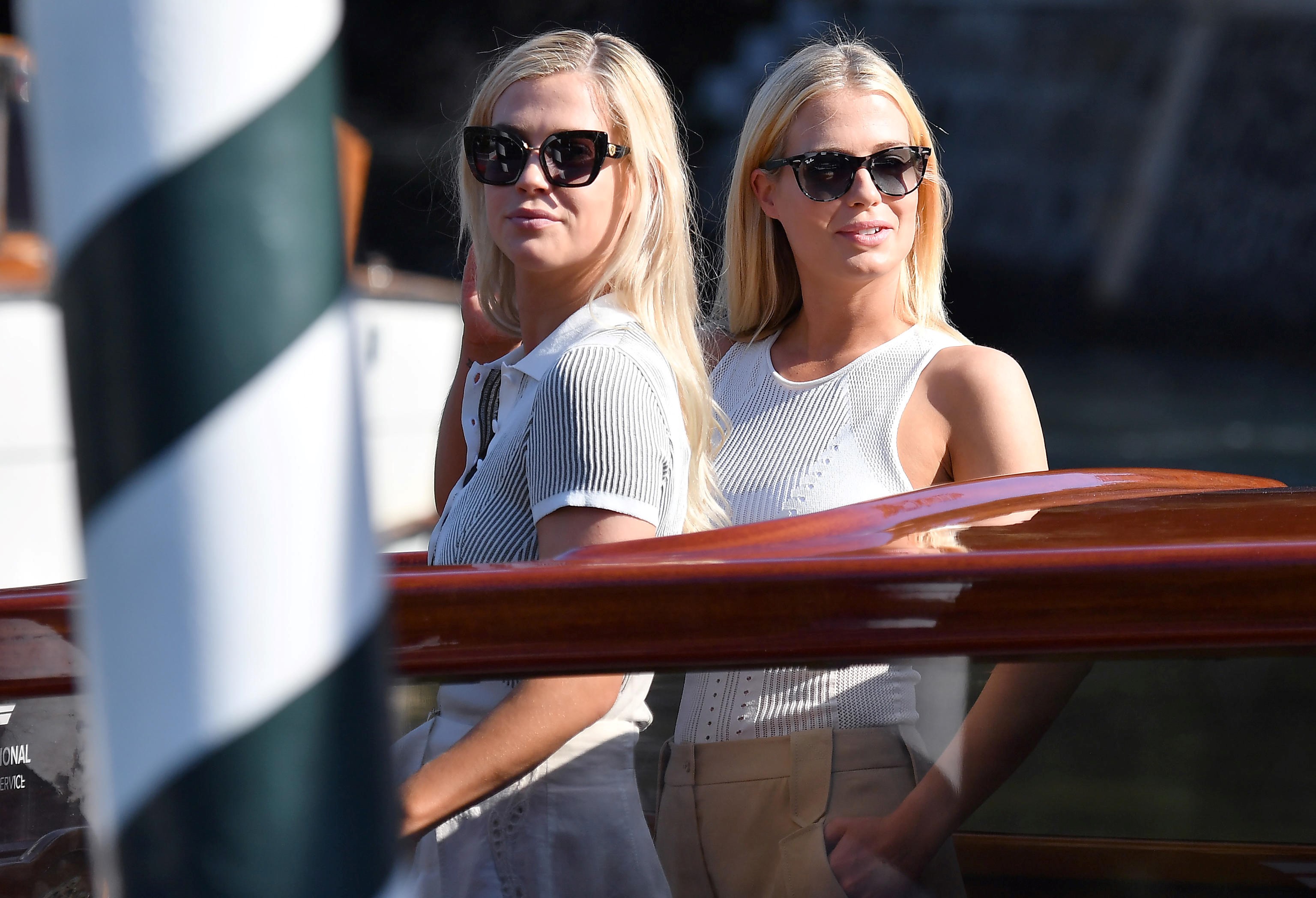 Amelia y Eliza Spencer llegan a Venecia vestidas en tonos claros. (Foto: ANSA/ETTORE FERRARI)