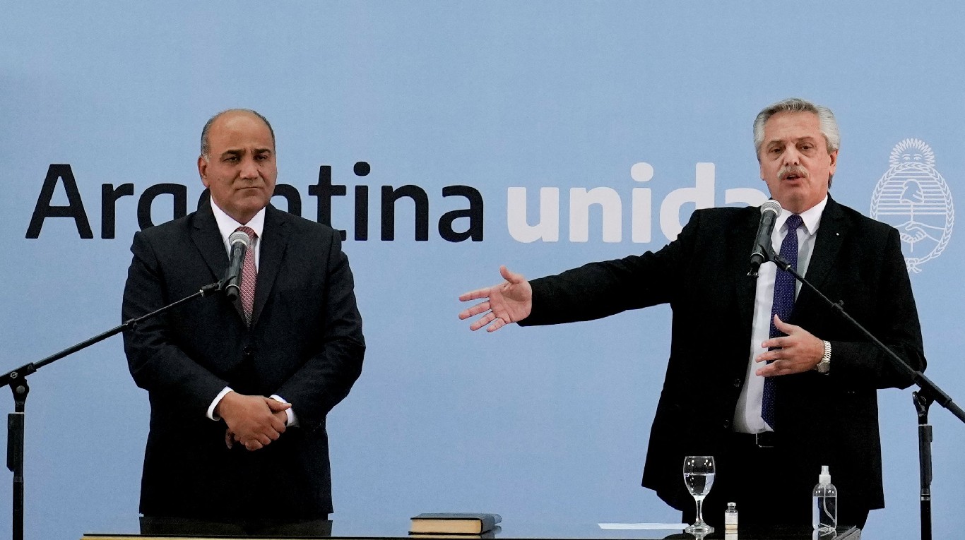 Alberto Fernández y Juan Manzur, durante la jura de nuevos ministros, el lunes. (Foto: Reuters).