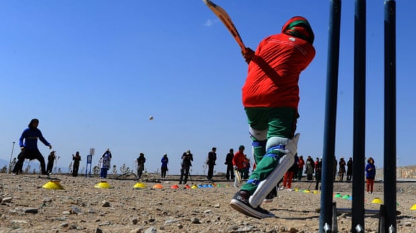 Jóvenes afganas juegan cricket en Herat (Foto de archivo: AFP)