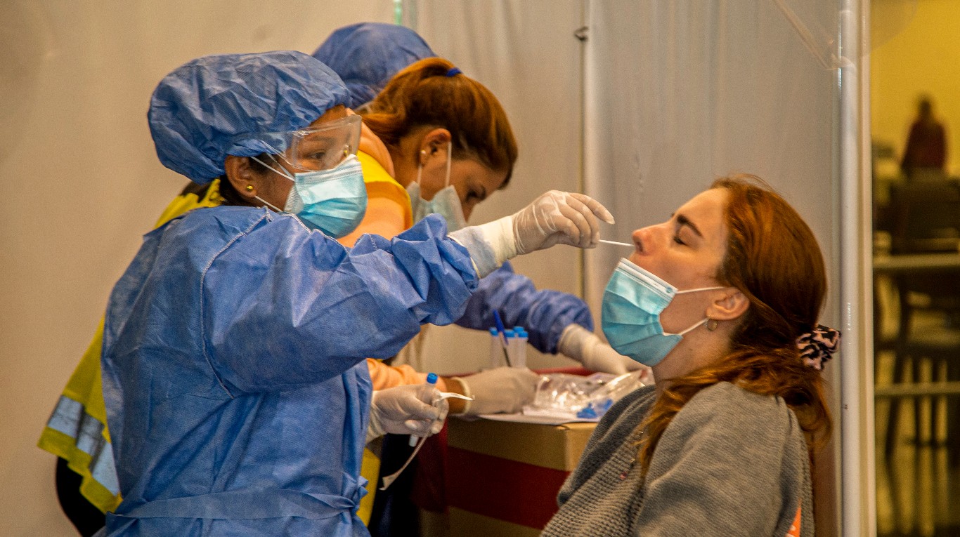 Una mujer es testeada para detectar si tiene coronavirus en un centro móvil de la Ciudad de Buenos Aires (Foto: Damián Dopacio/NA).