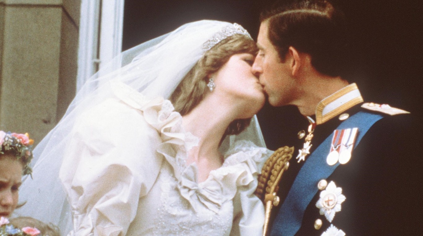 La histórica imagen del beso entre Lady Di y Carlos, luego de casarse. (Foto: AFP)