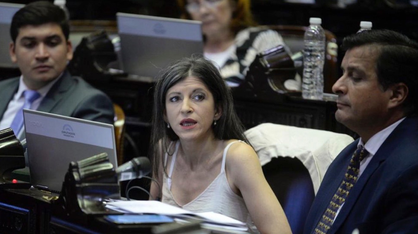 Vallejos propone que el Estado se quede con parte de las empresas a las que asiste (Foto: Prensa Diputados).