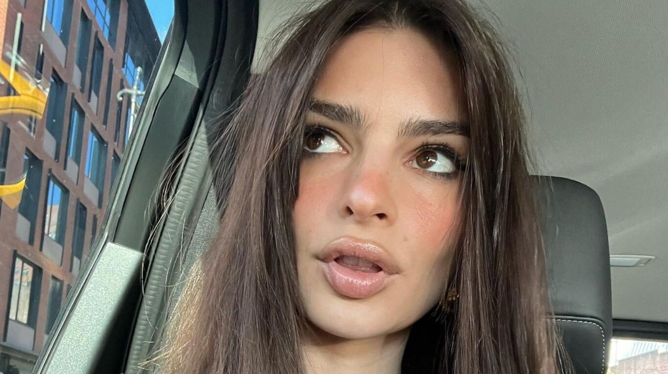 Emily Ratajkowski sorprendió a sus seguidores con una jugada apuesta de moda. (Foto: Instagram/@emrata)