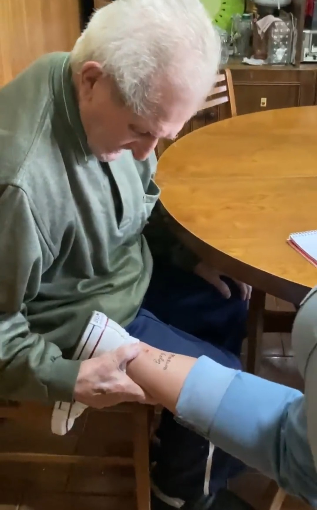 Una joven se tatuó los nombres de sus abuelos, les mostró el resultado y la  emotiva reacción se hizo viral | TN