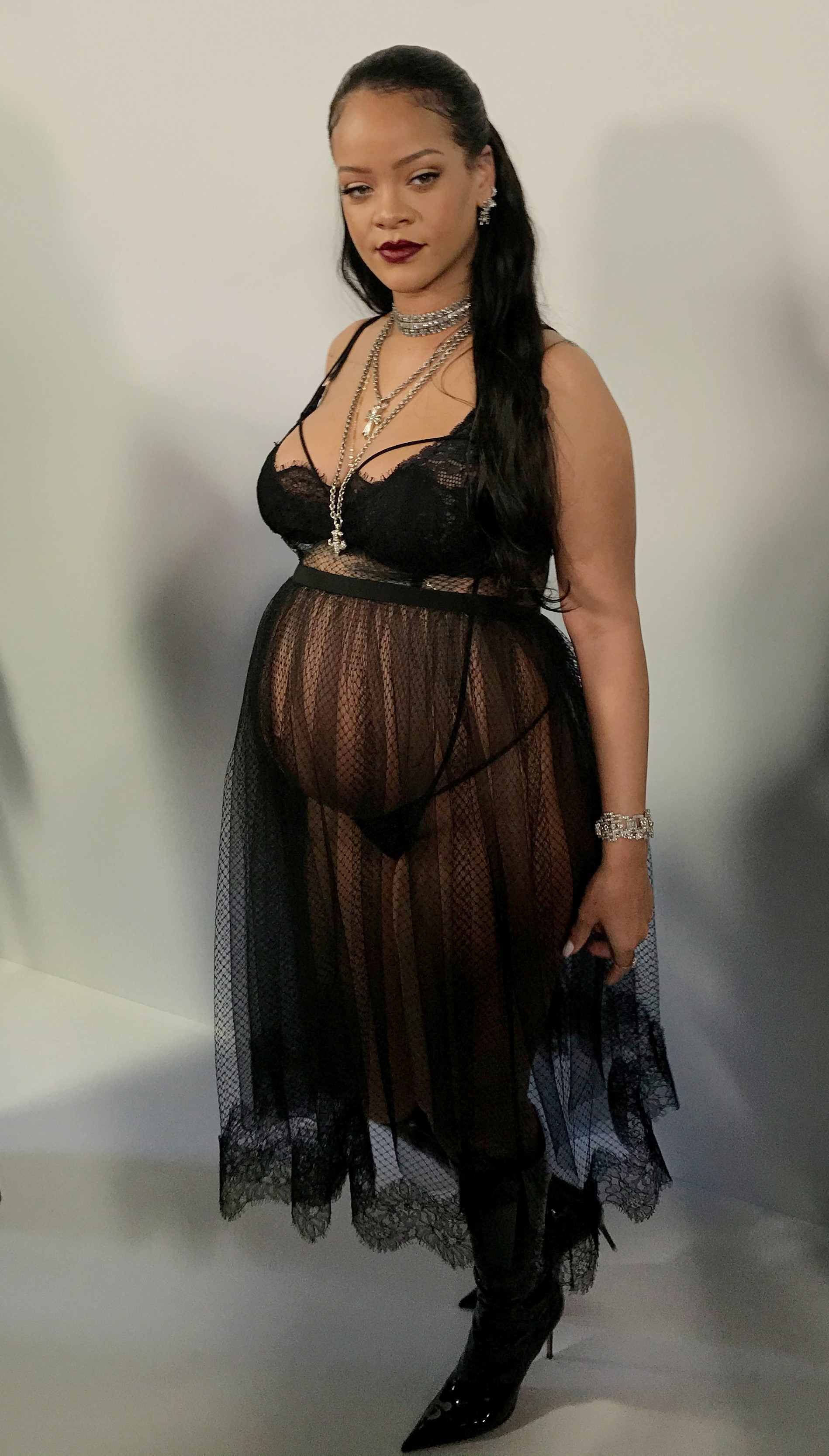 Rihanna rouba a cena com look transparente e lingerie em desfile da Dior