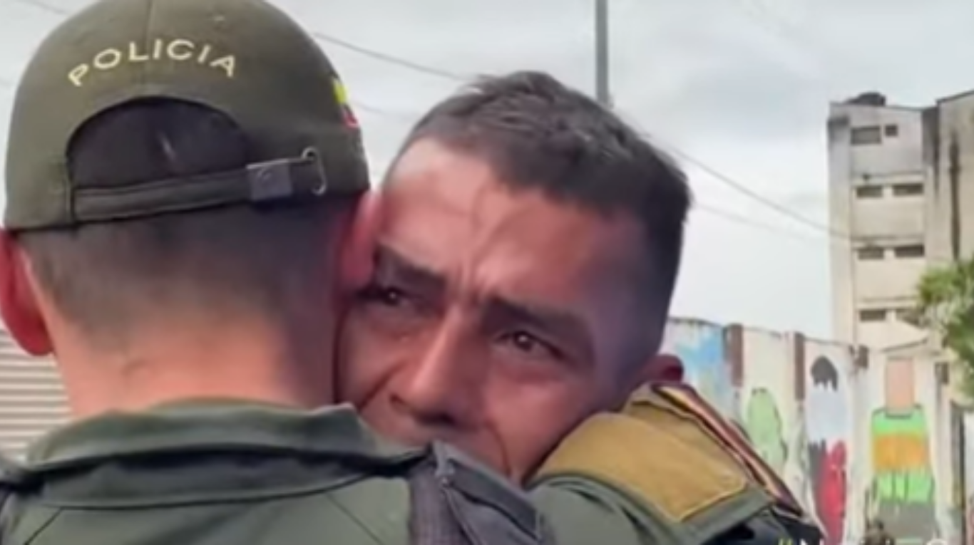 El reencuentro después de 20 años de un policía y su hermano. Foto: captura YouTube TV Caracol