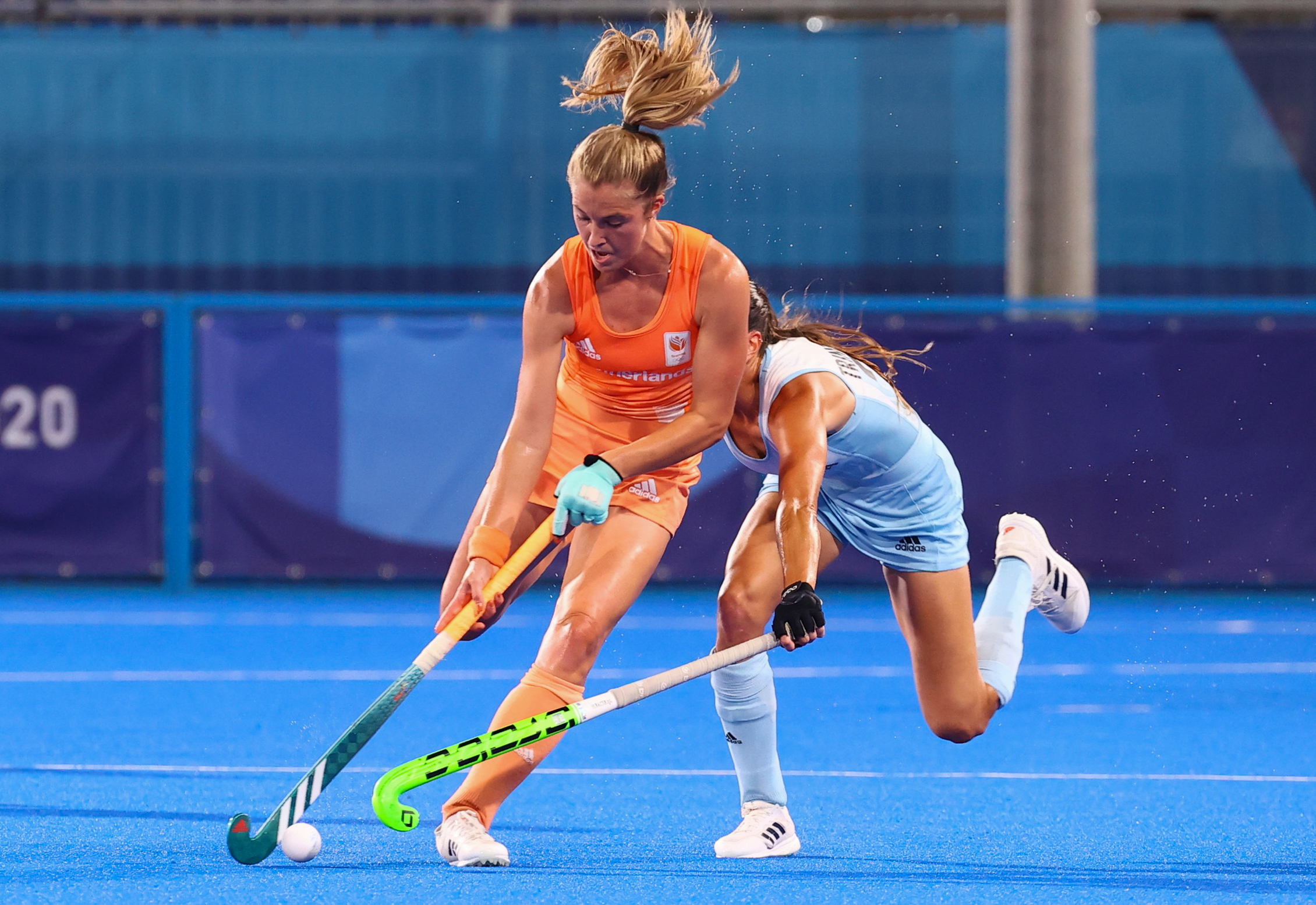 Tokyo 2020 Olympics - Hockey - Women - Gold medal match - Netherlands v Argentina - Oi Hockey Stadium, Tokyo, Japan - August 6, 2021. Xan de Waard of the Netherlands in action against Eugenia Trinchinetti of Argentina. REUTERS/Bernadett Szabo