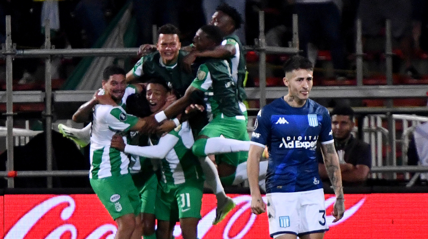 Racing converte dois pênaltis, mas perde para o Atlético Nacional pela  Libertadores fora de casa, libertadores