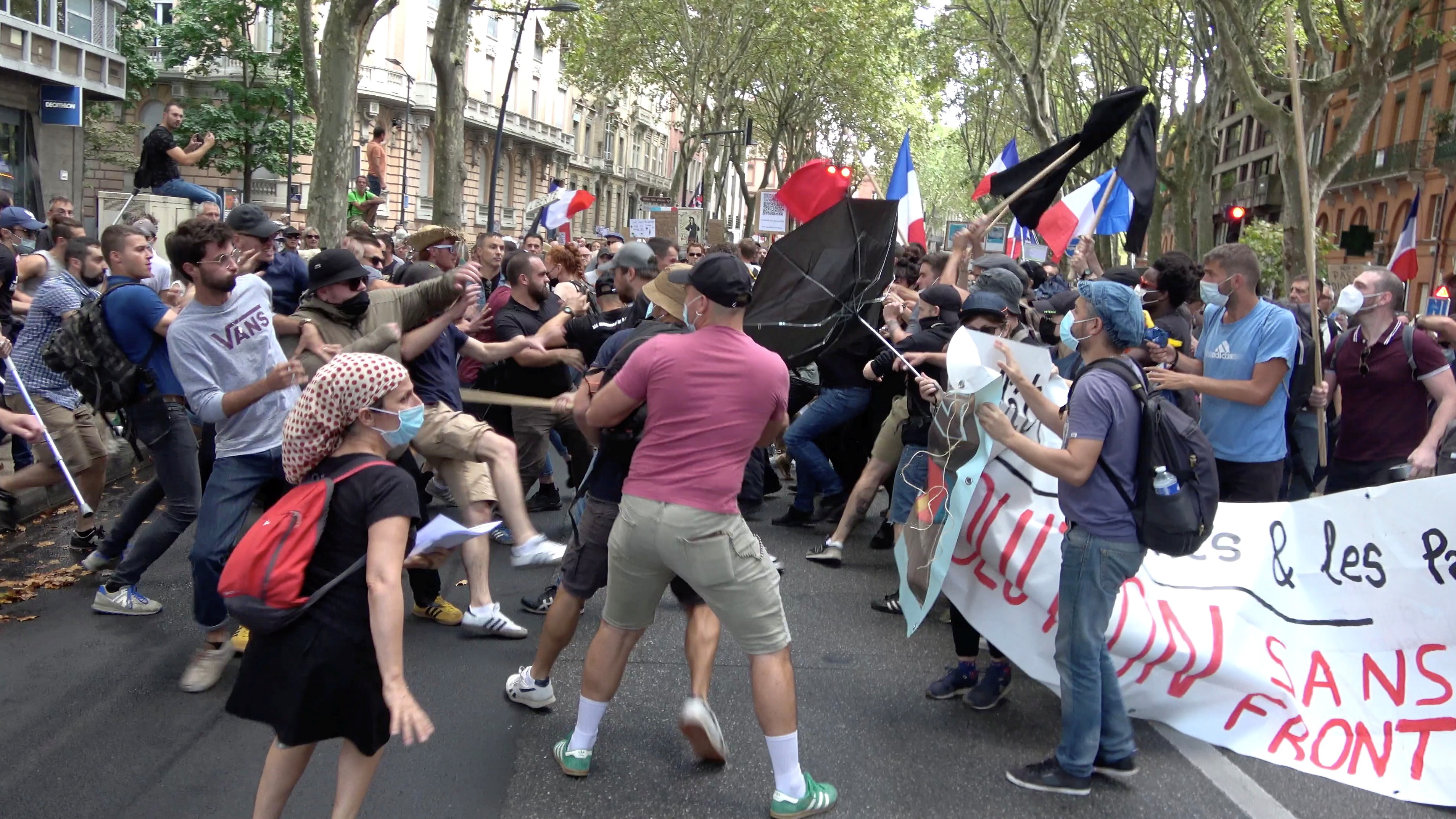 Una pelea estalla durante una manifestación contra las restricciones de Francia (Foto: Reuters).
