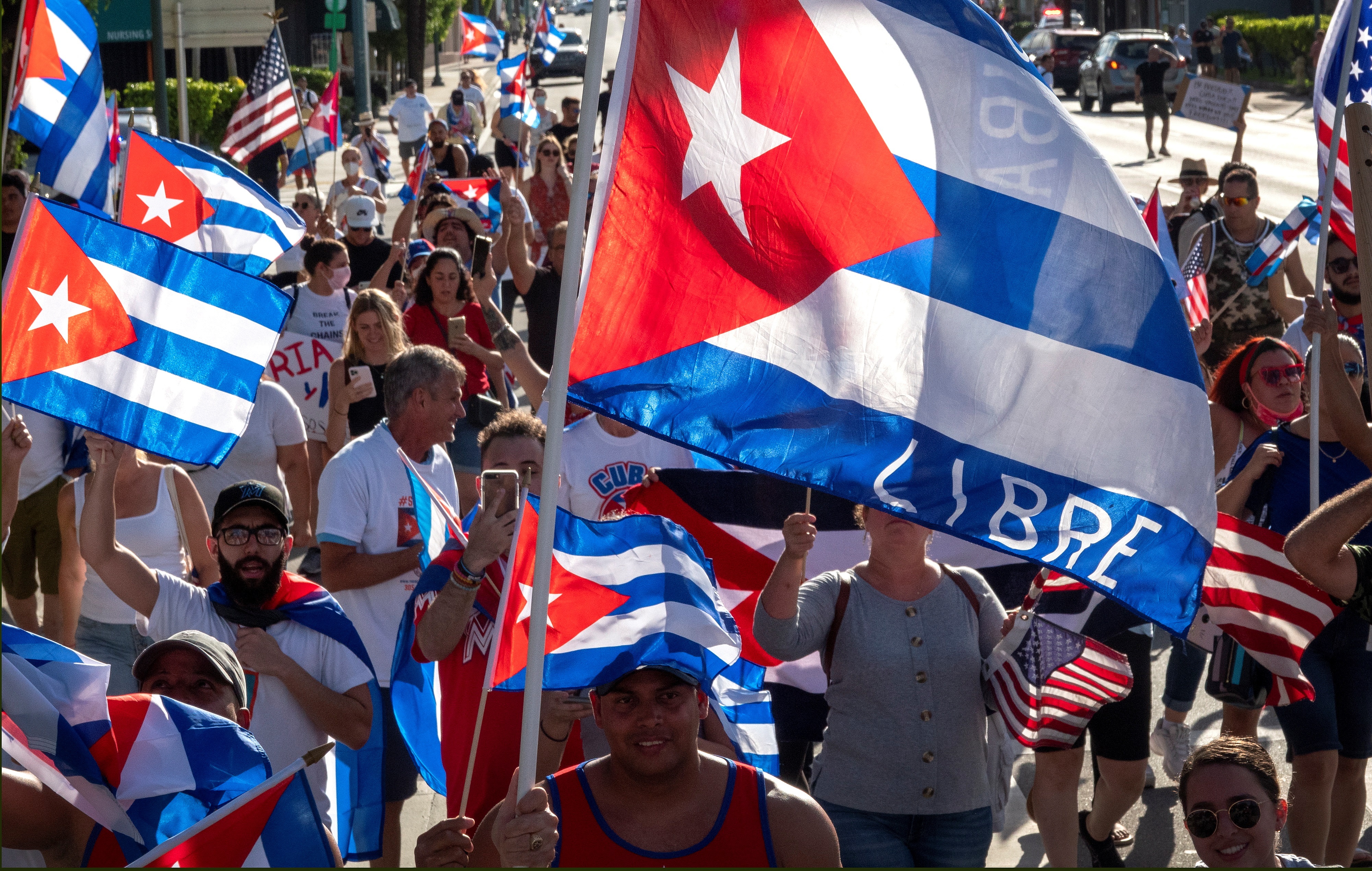 -FOTODELDIA- EA6016. MIAMI (ESTADOS UNIDOS), 16/07/2021.- Los cubanoamericanos participan en una manifestación de apoyo a los manifestantes en Cuba; en Miami, Florida, (EE. UU.). Miles de cubanos salieron a las calles en Cuba el 11 de julio para protestar por el manejo gubernamental de la pandemia de COVID-19, la economía y la escasez de productos básicos en la isla. EFE / EPA / CRISTOBAL HERRERA-ULASHKEVICH
