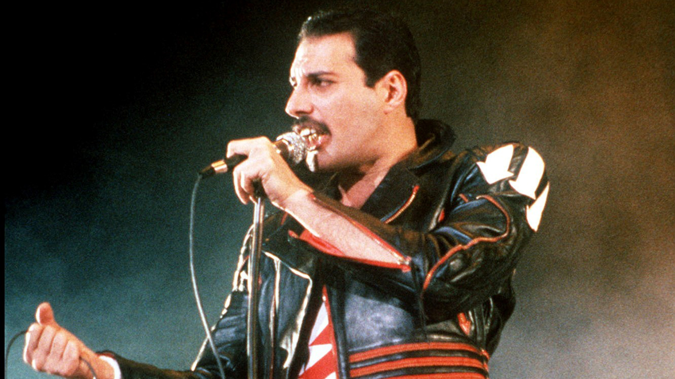 Freddie, ante la multitud, en 1985 (Foto: AP/ Gill Allen).