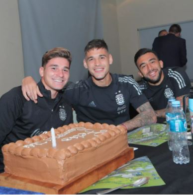 El cumpleaños más especial de Julián Álvarez: el regalo que le hizo la AFA  y los dos compañeros que eligió para la foto | TN