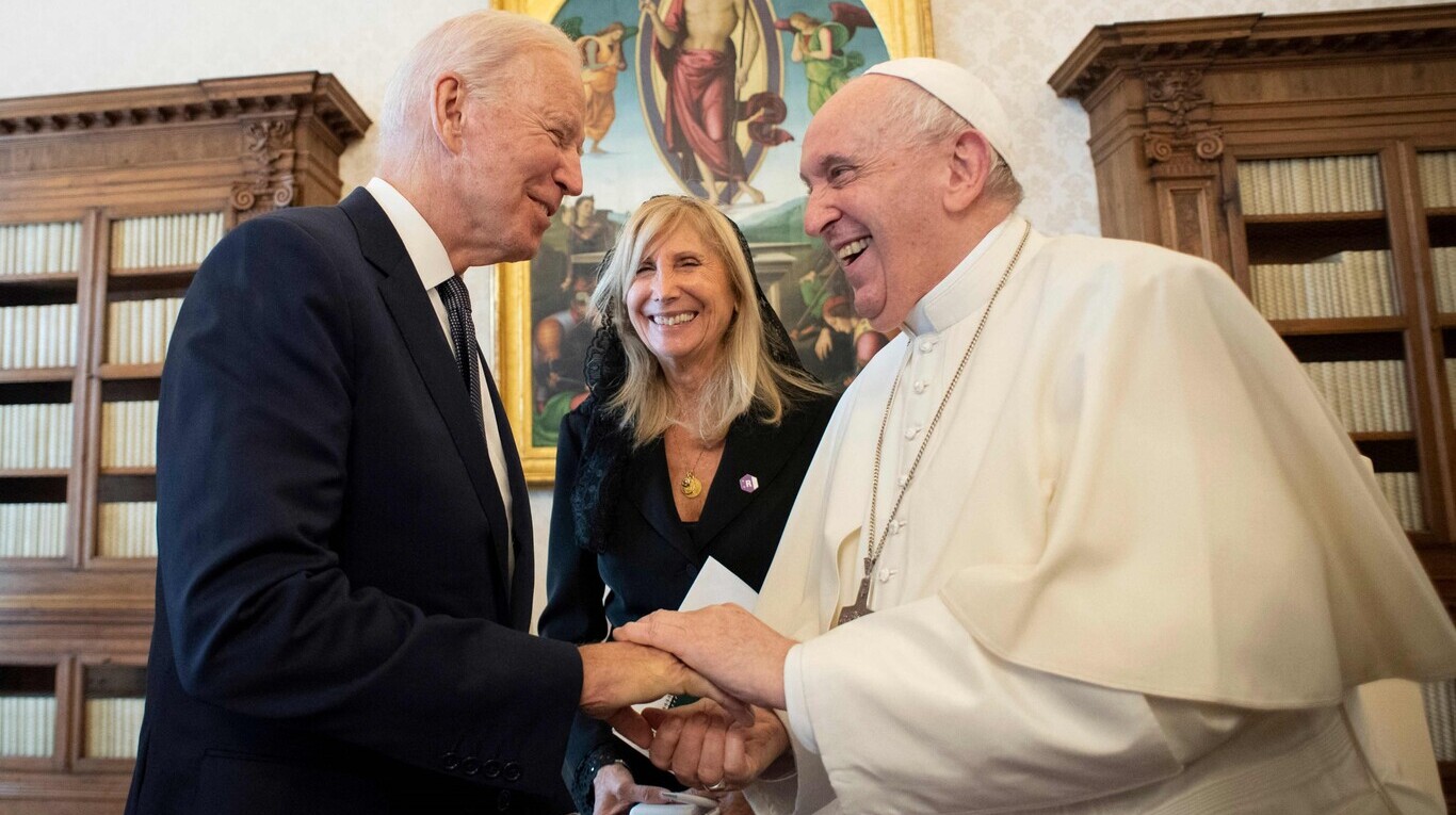 El Papa Francisco y Joe Biden durante su reunión de este viernes. (Foto: Handout / VATICAN MEDIA / AFP)