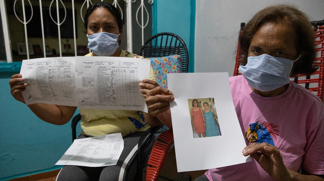 Familiares de Zenite Gonzaga, una de las víctimas, muestran los documentos que probarían el suministro irregular del tratamiento. (Foto: gentileza El País / Michael Dantas)
