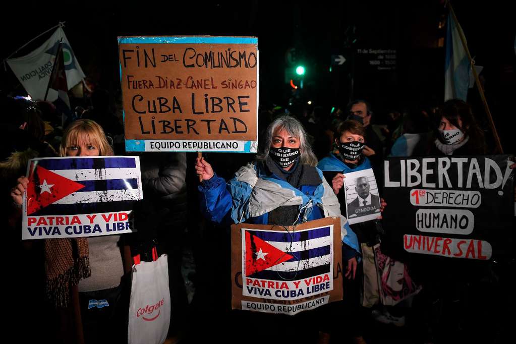 “Dictador” y “genocida” gritaban los manifestantes contra Díaz Canel frente a la embajada cubana (Foto: Télam).