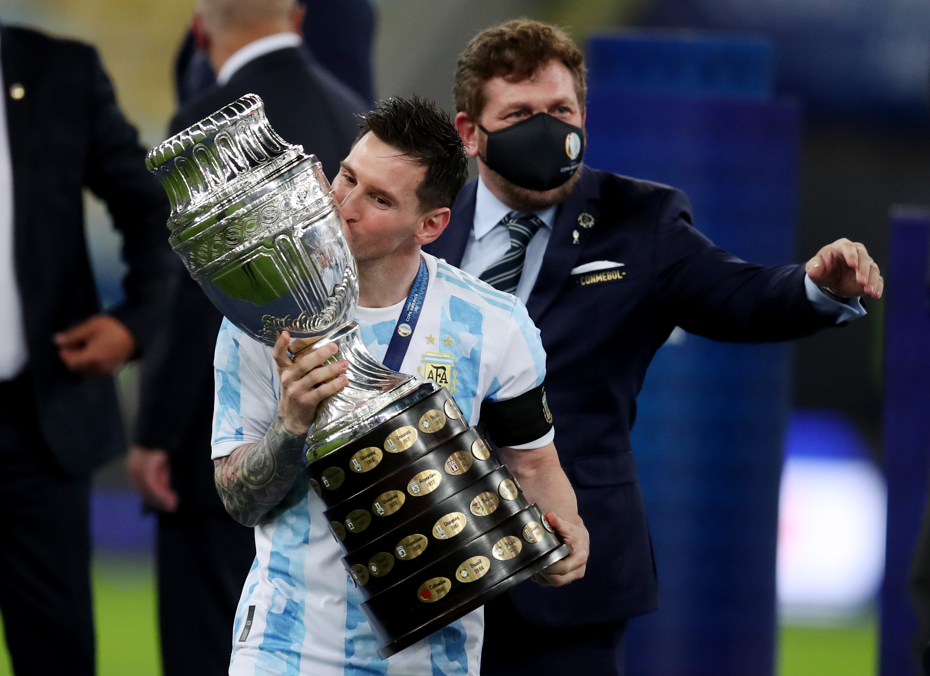 La FIFA le exigió a Uruguay que quite dos estrellas de su escudo
