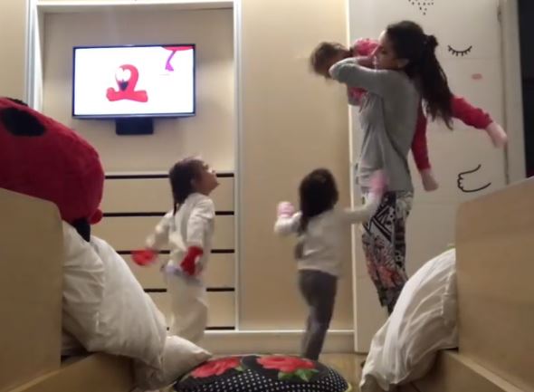 Cinthia Fernández publicó un video con lo que tiene que hacer para entretener a sus hijas cuando no tiene wifi