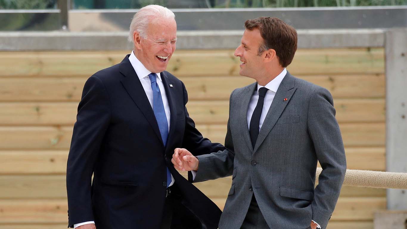 Joe Biden y Emmanuel Macron, en otros tiempos menos turbulentos (Foto: Reuters)