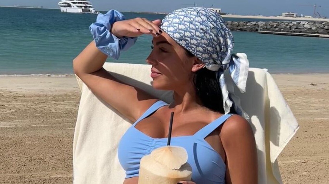 Cincuenta Quejar Gimnasta Georgina Rodríguez luce su embarazo en bikini y con pañuelo en la cabeza  desde las playas de Dubái | TN