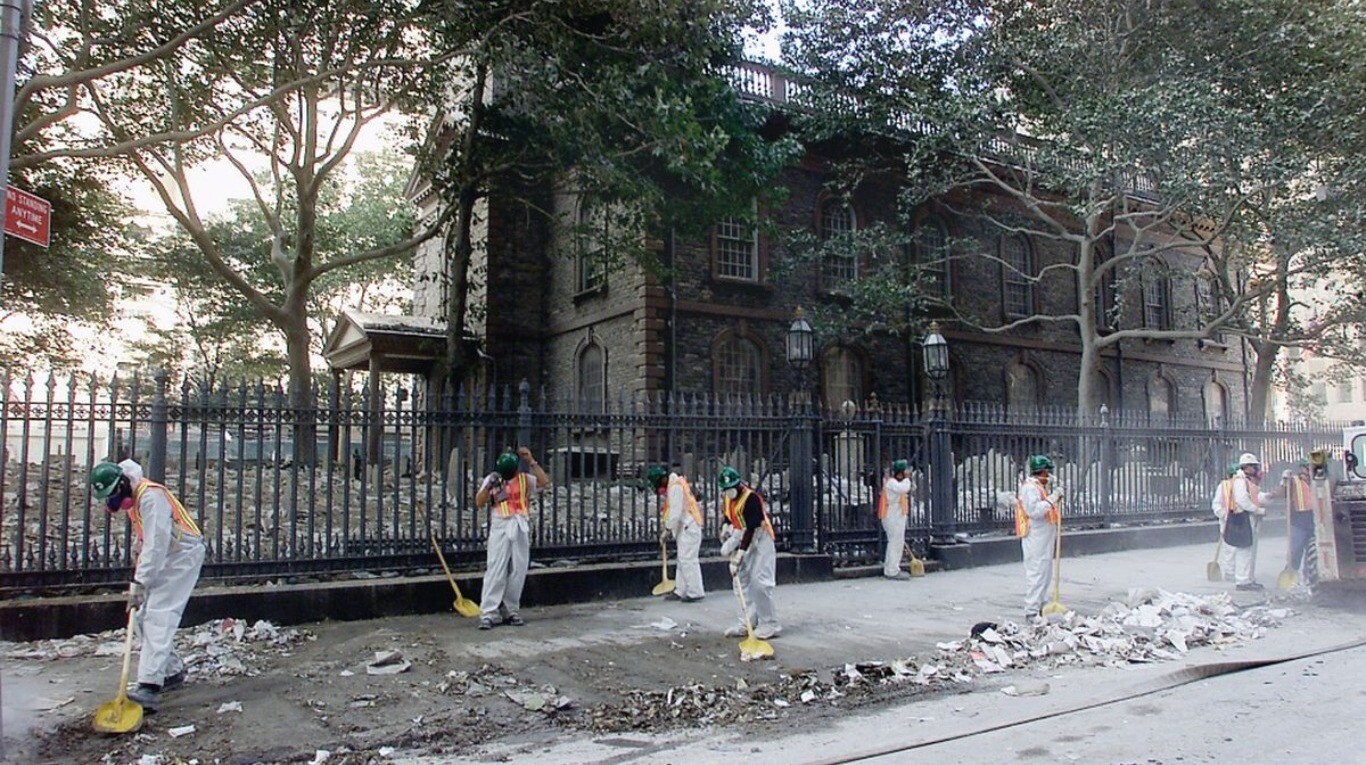 Miles de migrantes, principalmente latinos, limpiaron los escombros de las torres (Foto: AFP).