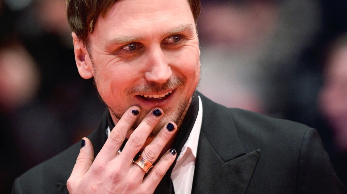 "Siempre me gustaron las uñas pintadas", dijo el actor alemán Lars Eidinger. (Foto: dpa)