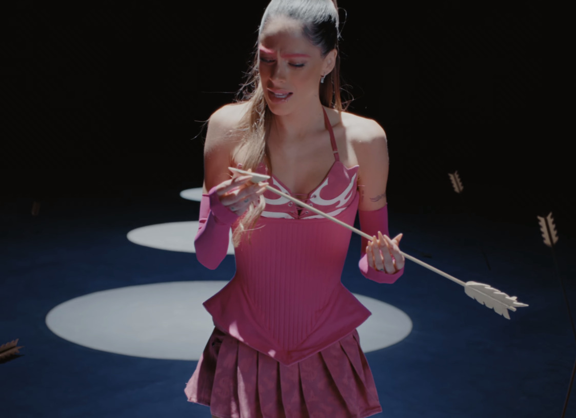 Tini Stoessel en el video de "Cupido", tema que lanzó en el Día de los Enamorados