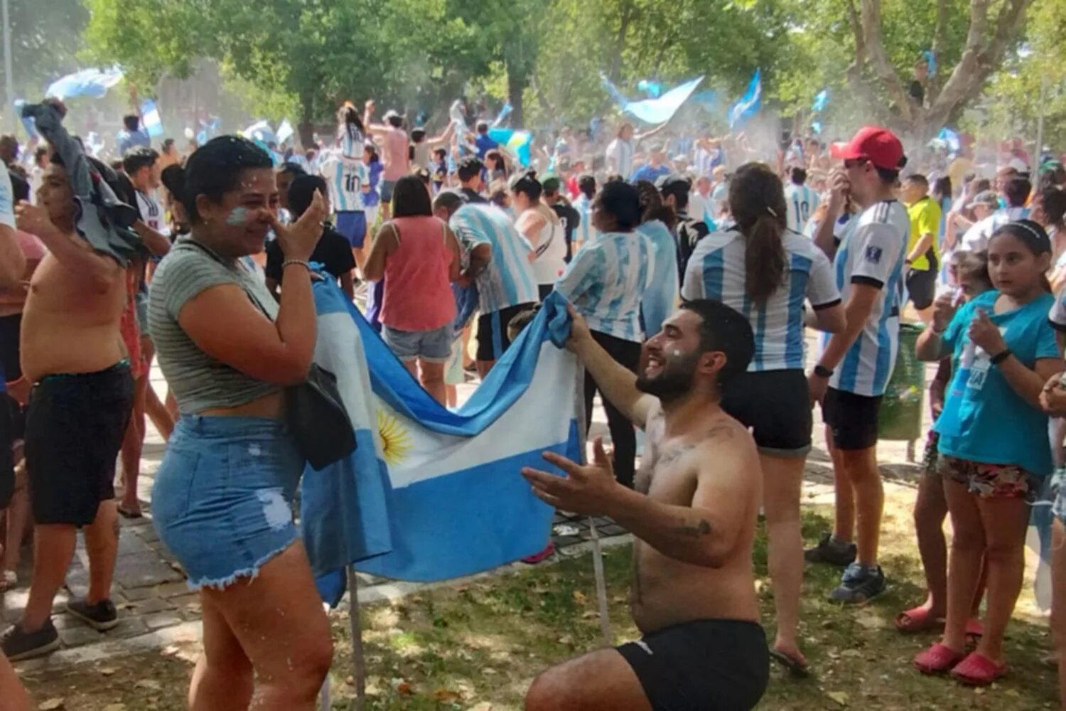 Una chica se desnudó en plena Av. 9 de Julio para cumplir su promesa con la  Selección argentina | TN