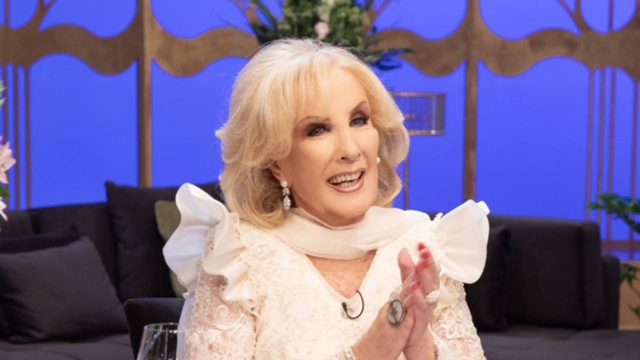 Mirtha Legrand deslumbró con un vestido en blanco en su regreso a la televisión. Foto: eltrece