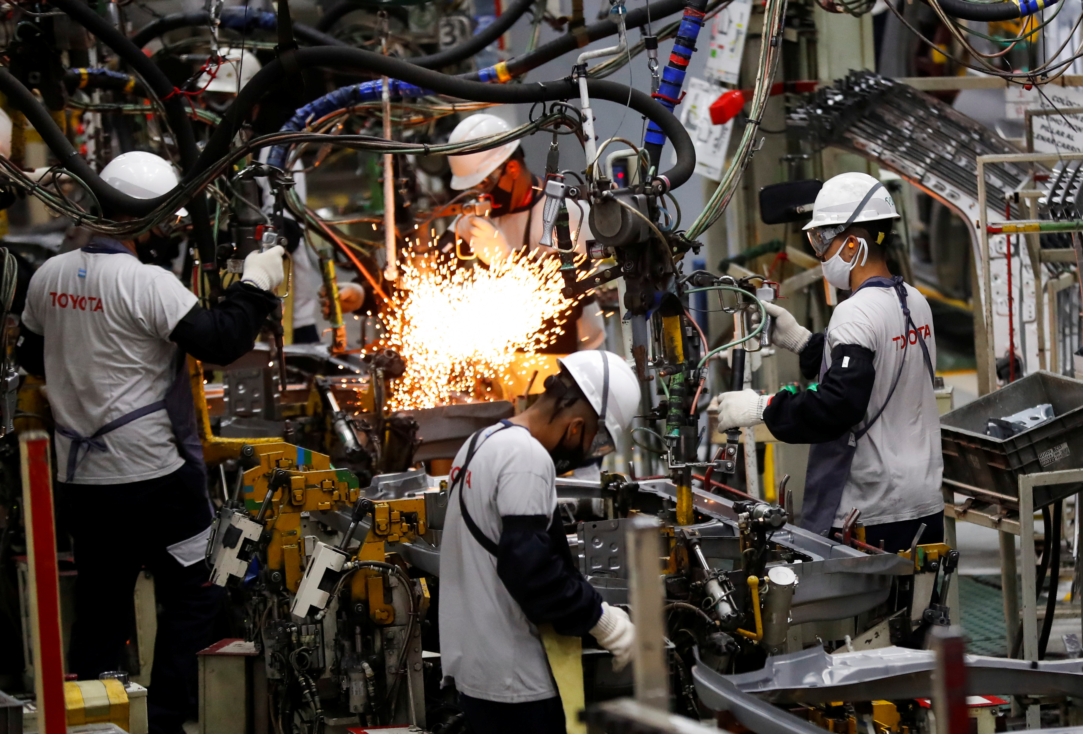 El caso de Toyota, que no pudo encontrar 200 trabajadores con secundario completo para trabajar en su planta de Zárate, encendió la polémica en la Argentina. (Foto: REUTERS/Agustin Marcarian)