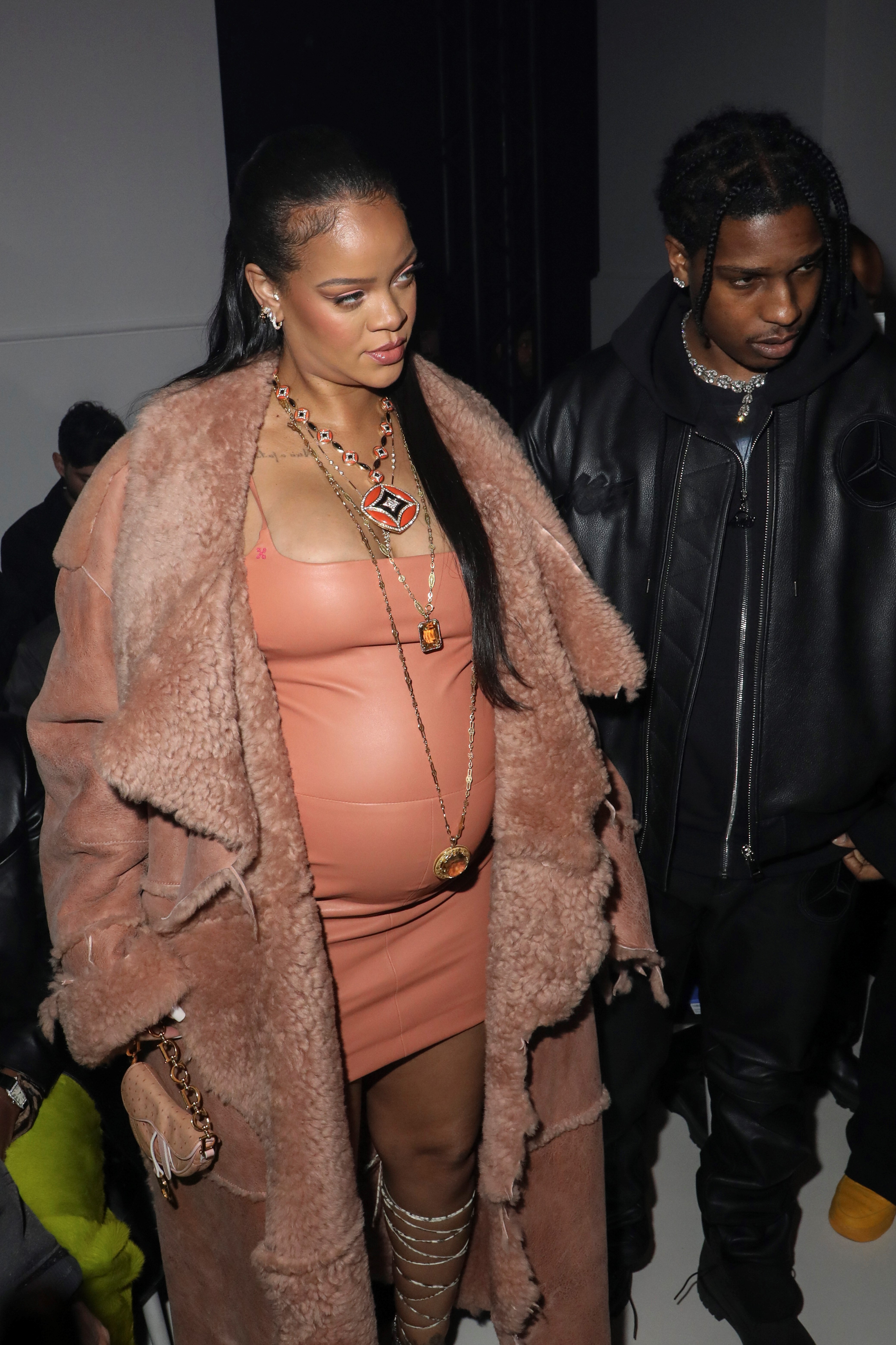 Rihanna eligió un vestido transparente para ir al desfile de Dior en París