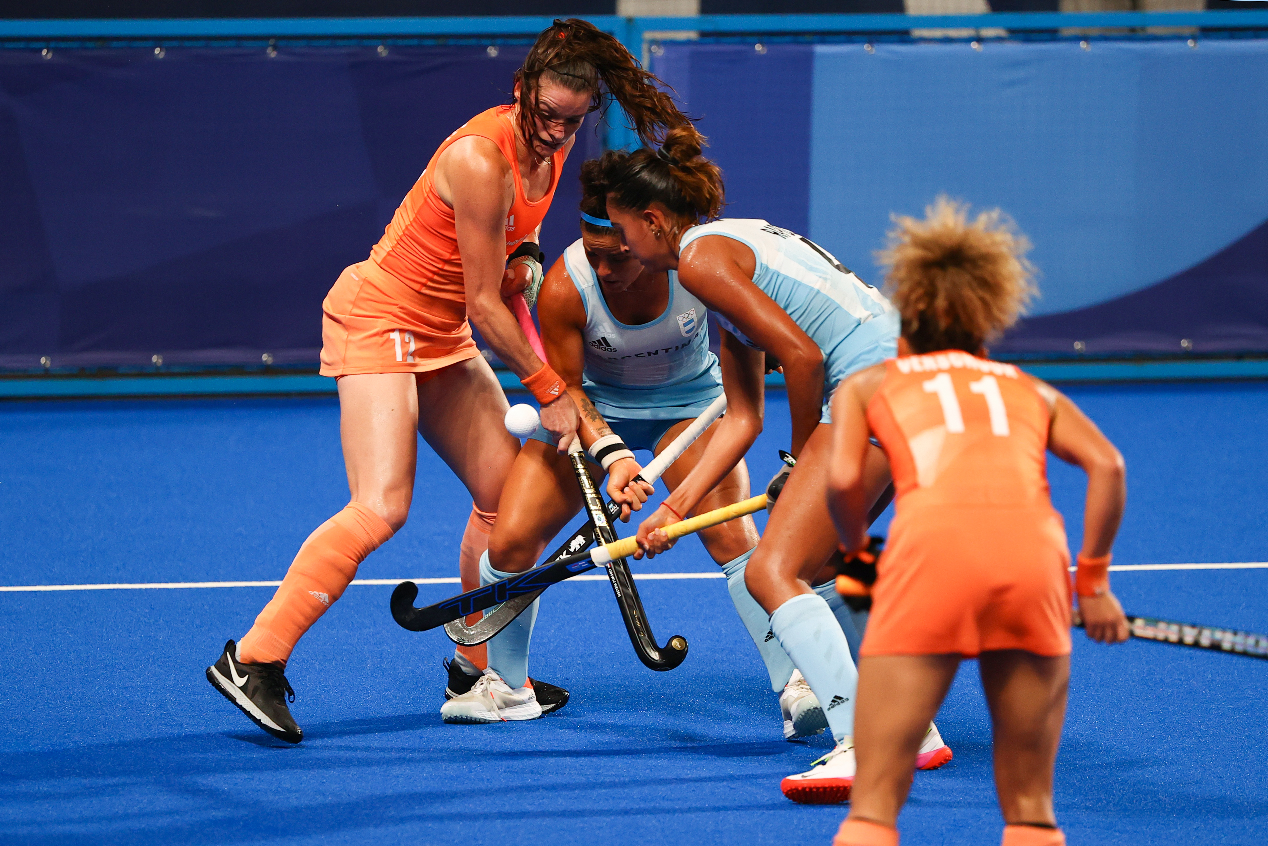 Tokyo 2020 Olympics - Hockey - Women - Gold medal match - Netherlands v Argentina - Oi Hockey Stadium, Tokyo, Japan - August 6, 2021. Lidewij Welten of the Netherlands and Maria Verschoor of the Netherlands fight for the ball with Maria Jose Granatto of Argentina and Valentina Raposo Ruiz De Los Llanos of Argentina. REUTERS/Hamad I Mohammed