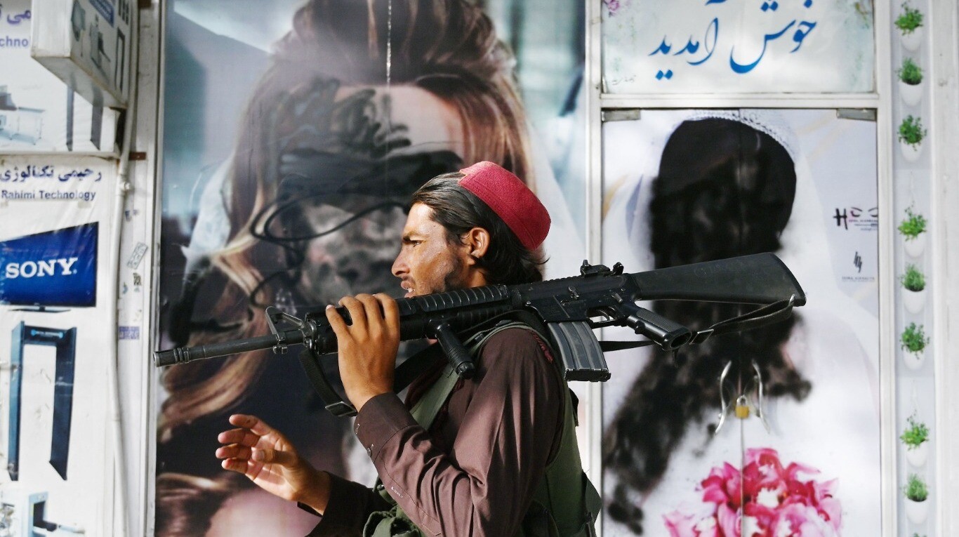 Un miliciano talibán con su arma al hombro camina por una calle de Kabul (Foto: Afp)