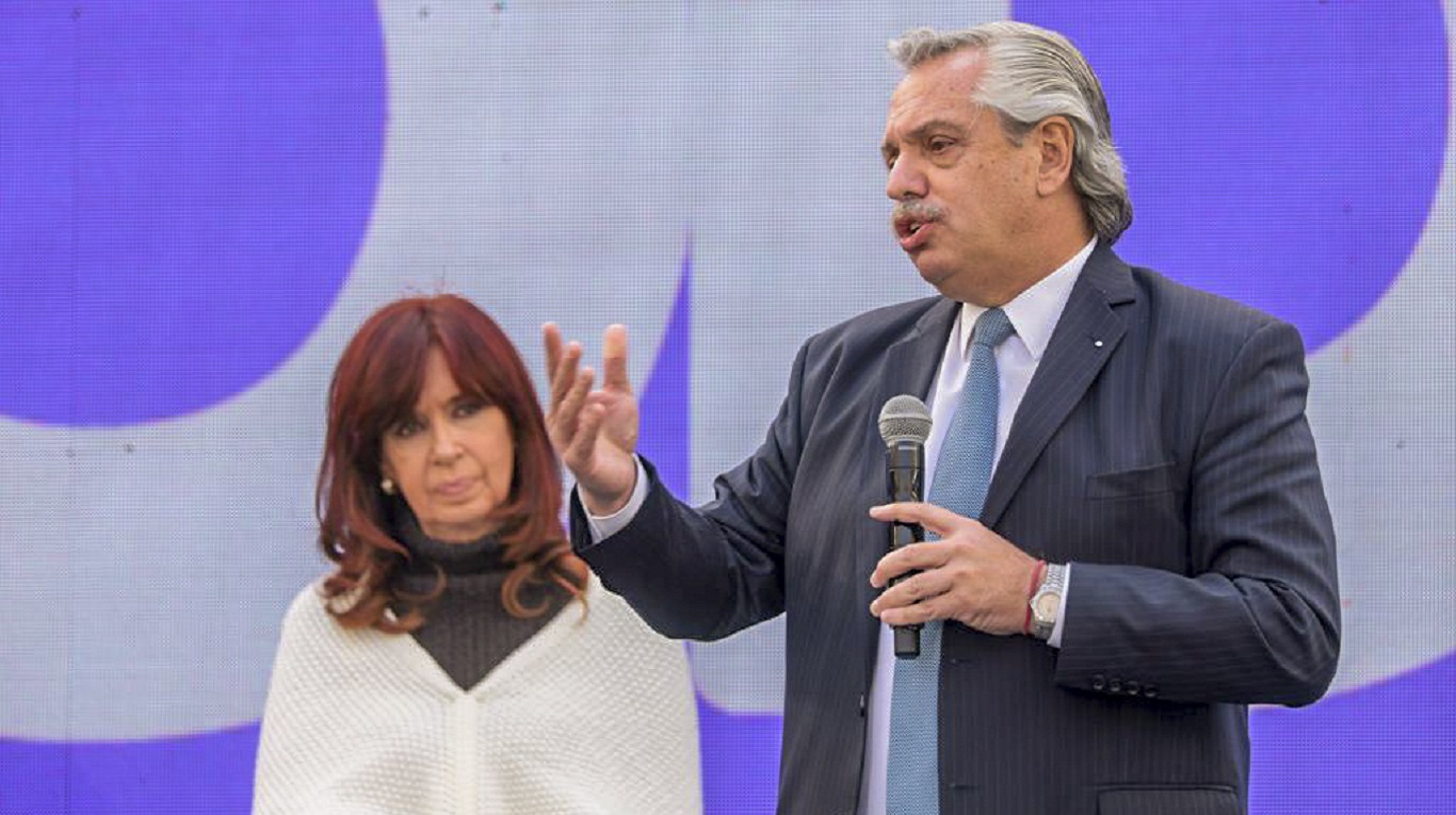 Alberto Fernández junto a Cristina Kirchner en el acto de la semana pasada en La Plata. (Foto: NA)