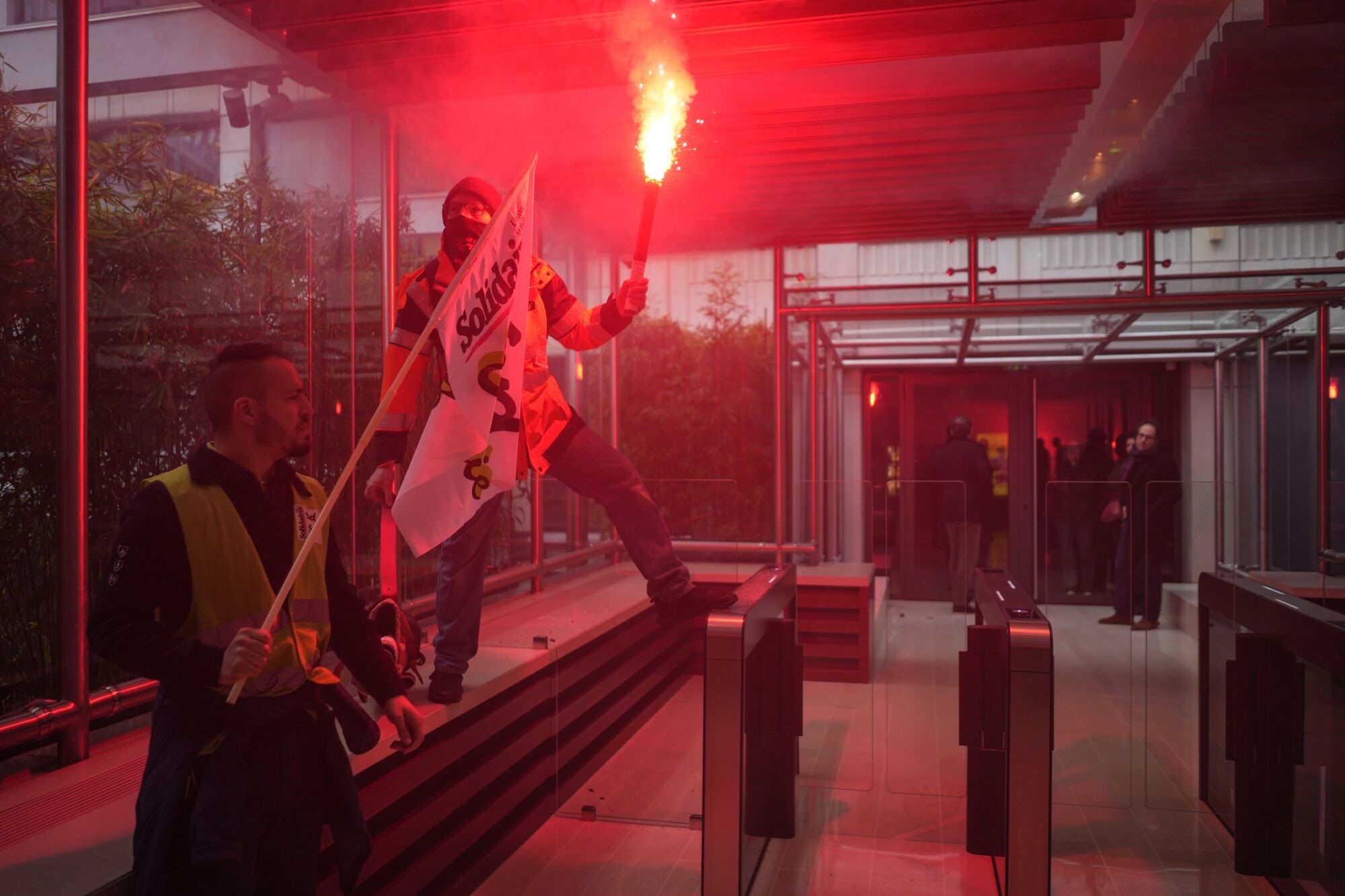 Manifestantes franceses irrumpen en la sede del gigante del lujo LVMH