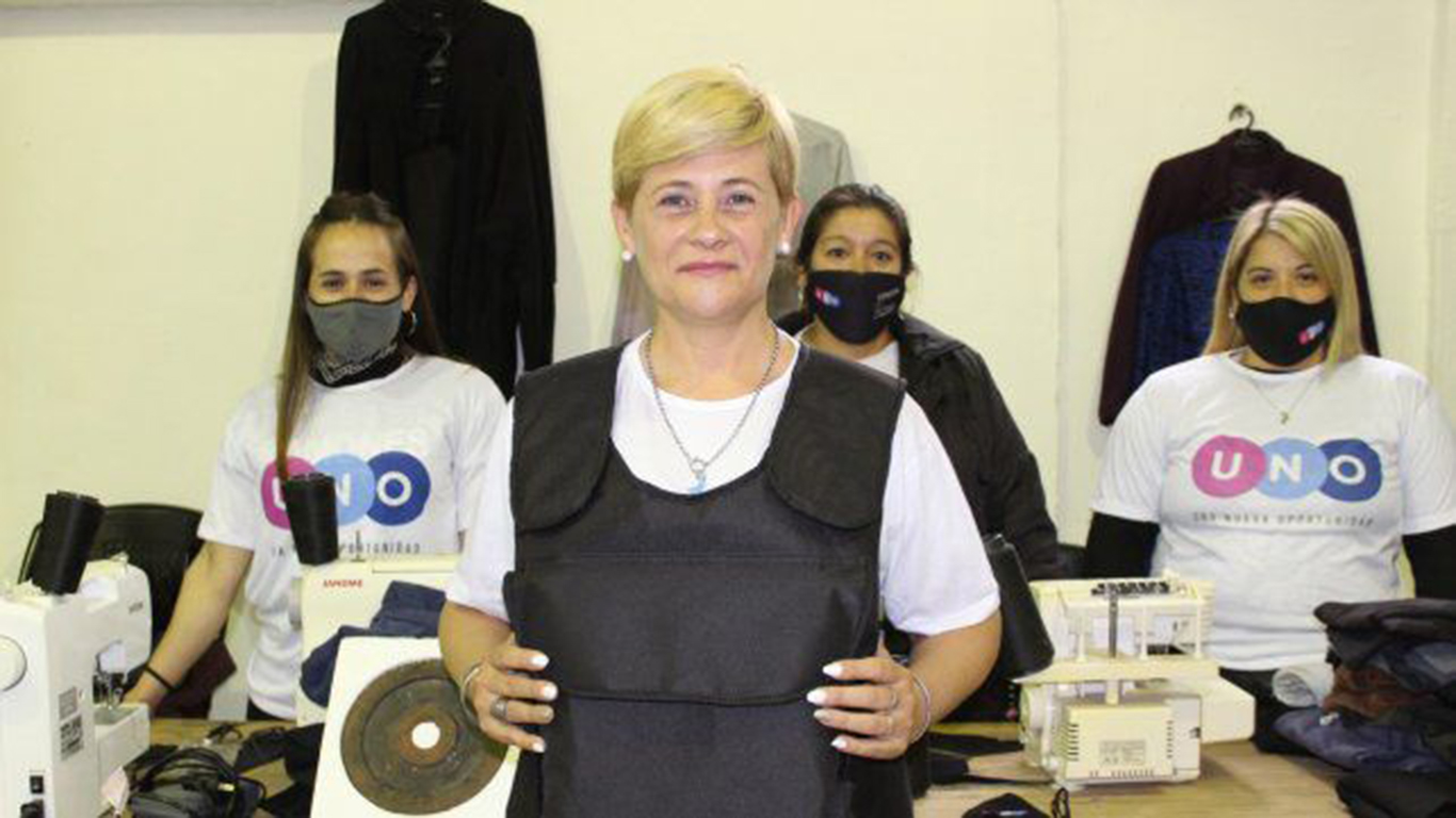 Silvia Canterella, precandidata a concejal por el espacio evangélico Una Nueva Oportunidad, muestra uno de los chalecos antibalas casero (Foto: diario La Capital)