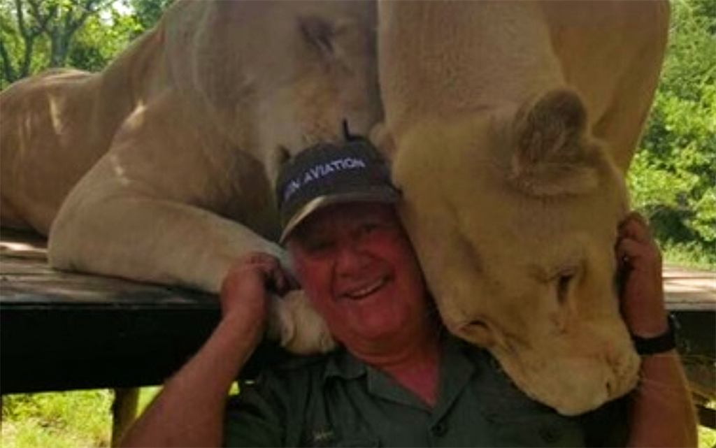 Mathewson había rescatado y llevado a las leonas a un parque. (Facebook)