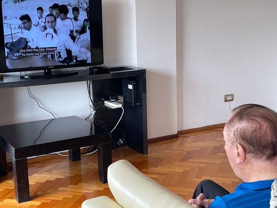 La foto de Carlos Bilardo mientras mira su serie documental: “Le encanta” | TN