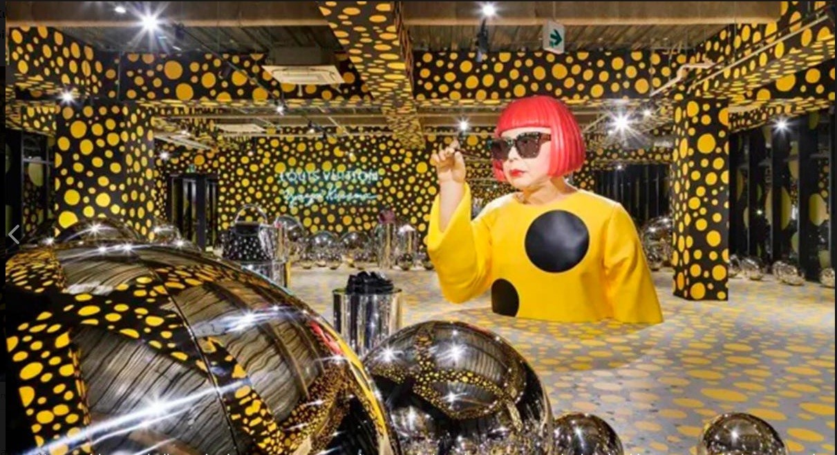 Los robots hiperrealistas de Yayoi Kusama en las vitrinas de Louis