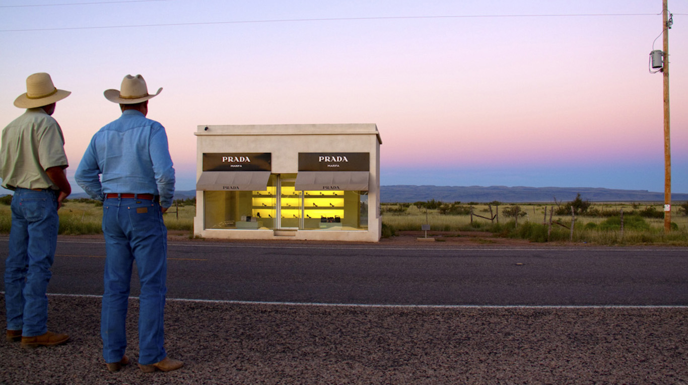 El curioso local de lujo que está en medio de un desierto de Texas y solo  tiene zapatos talle 37 | TN