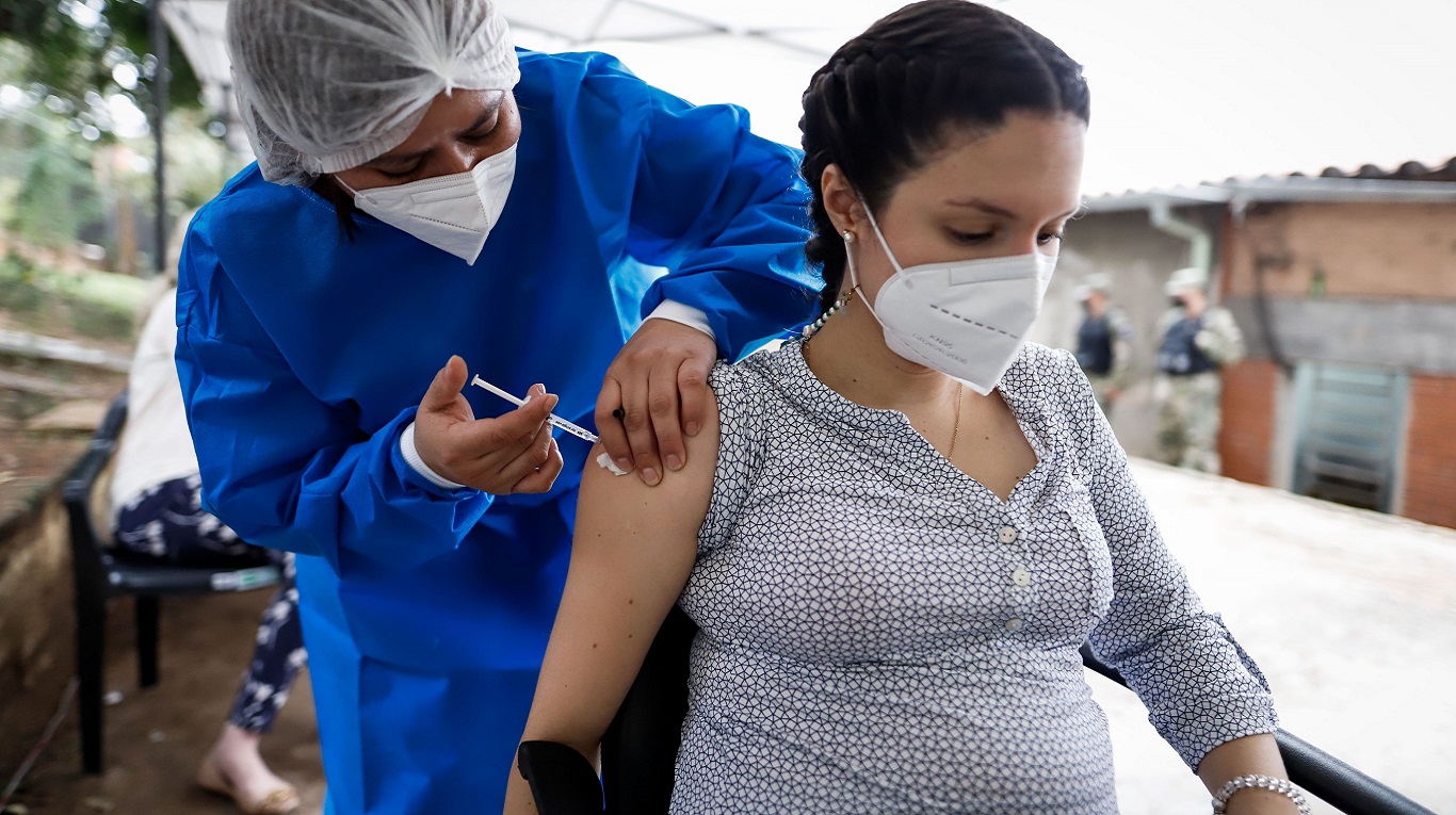 Las mujeres en período de lactancia o puerperio pueden aplicarse la vacuna. (Foto: EFE)