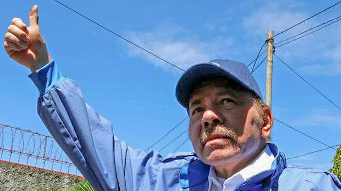 Daniel Ortega saluda a sus simpatizantes tras votar en Managua (Foto: AFP)