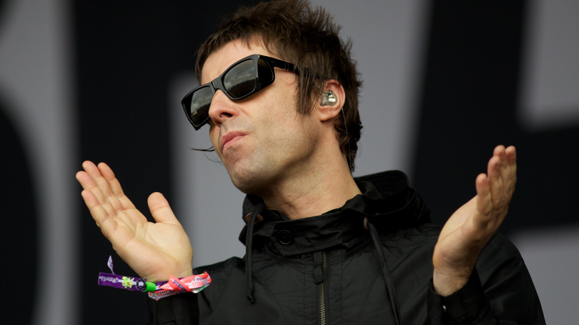 Liam Gallagher actuando en 2013 con su banda Beady Eye.