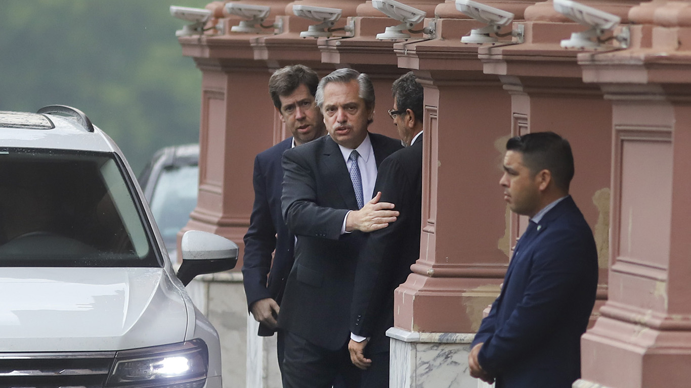 Alberto Fernández sale de la Casa Rosada en medio del malestar por el escándalo de Olivos. (Foto: NA/Juan Vargas)