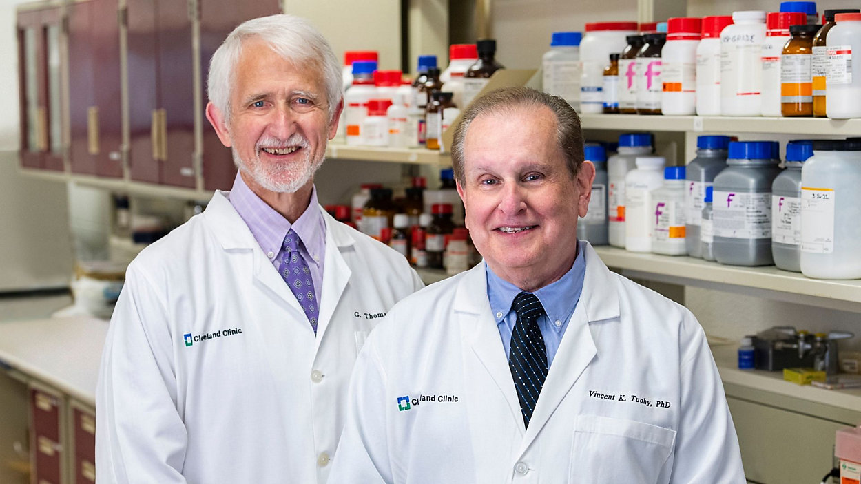 Investigadores de la Clínica Cleveland G. Thomas Budd, M.D., y Vincent Tuohy, Ph.D. (Foto/Cleveland Clinic)