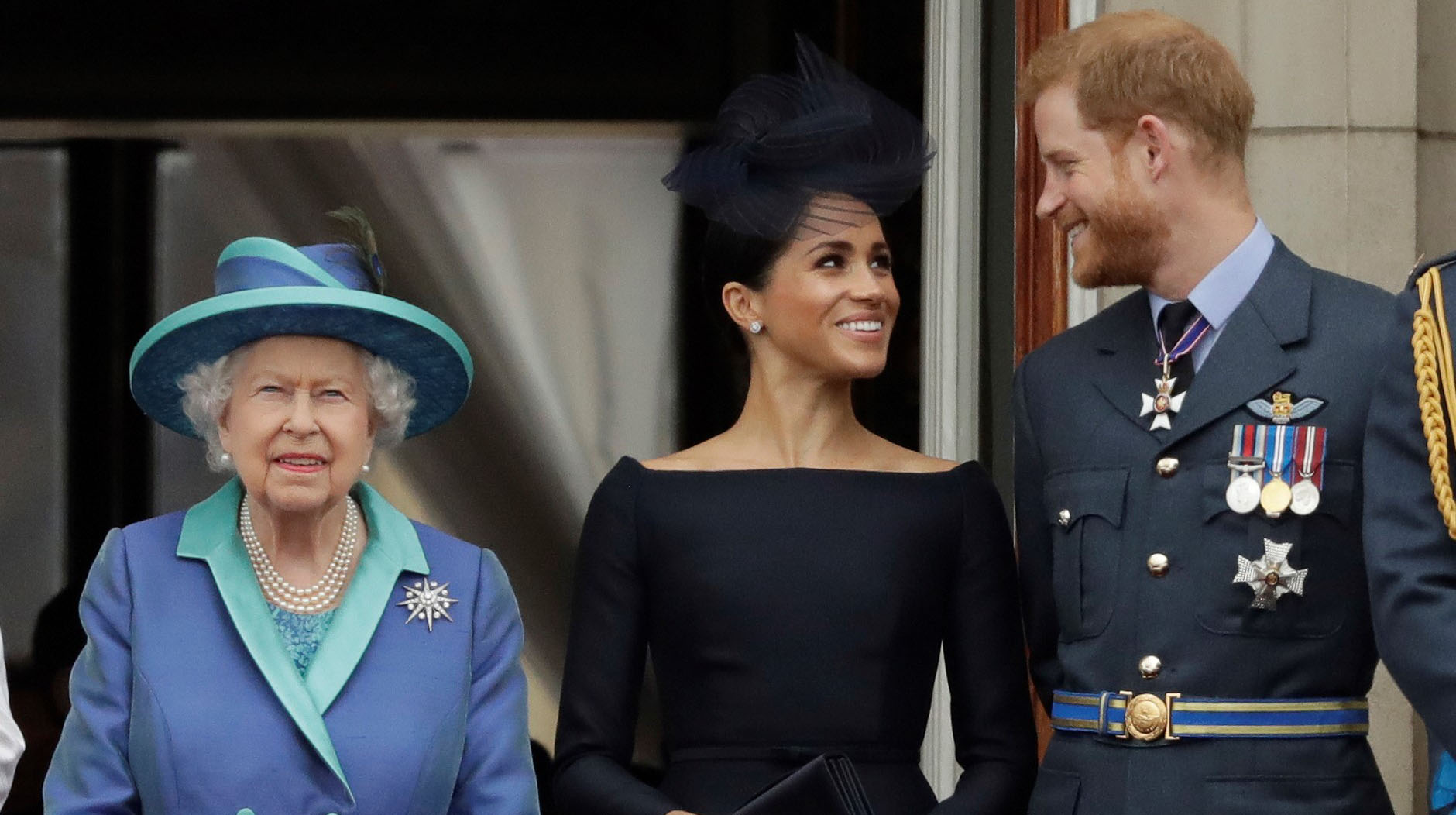 La reina Isabel II, Meghan Markle y el príncipe Harry, durante un evento real en 2018. (Foto: AP/Matt Dunham)