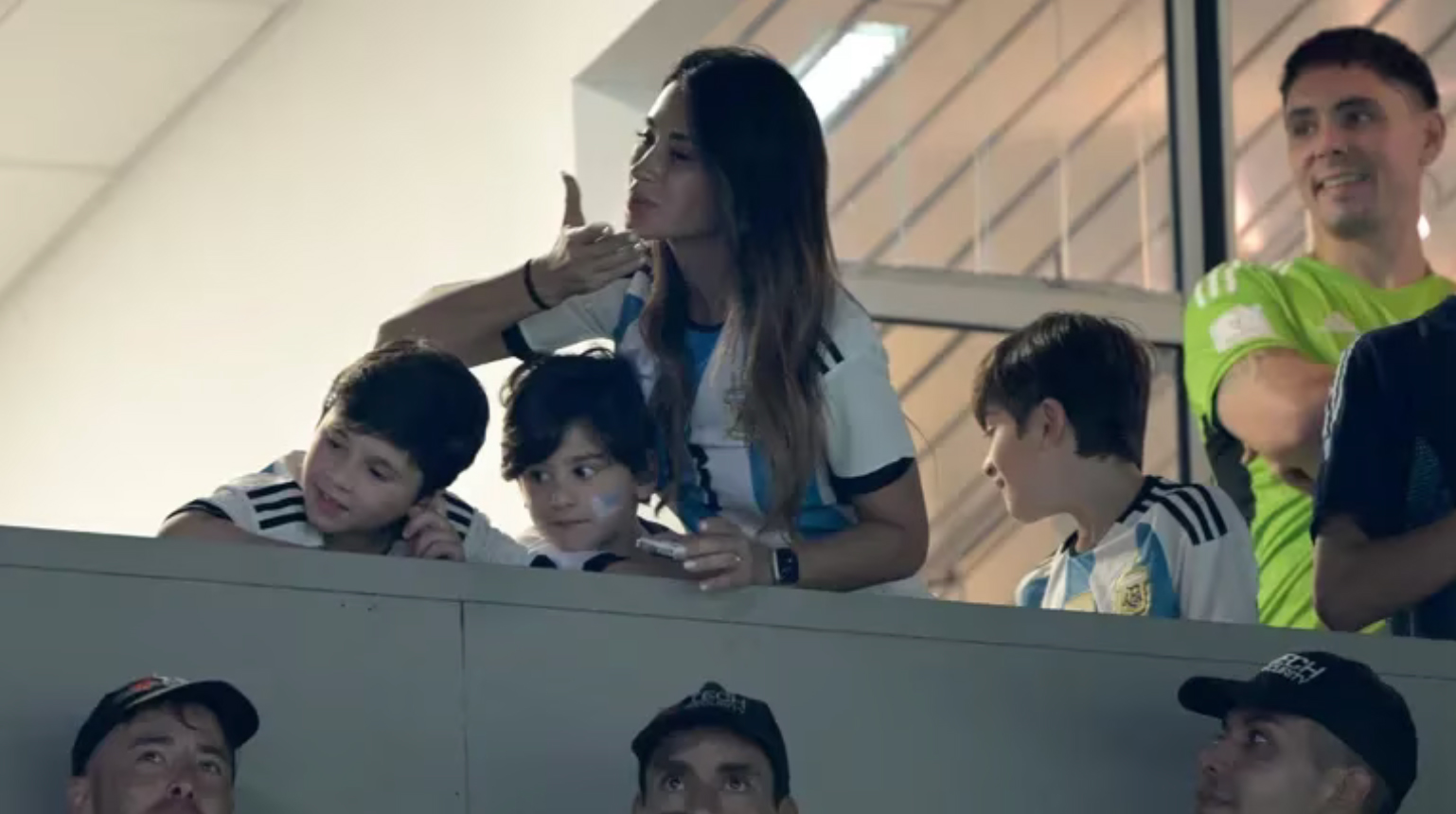 Antonela Roccuzzo alentó a la Selección Argentina desde el palco del Monumental