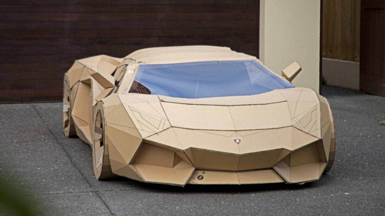 Un Lamborghini de cartón se subastó por 10 mil dólares y su dueño donó la  plata a un hospital de niños | TN
